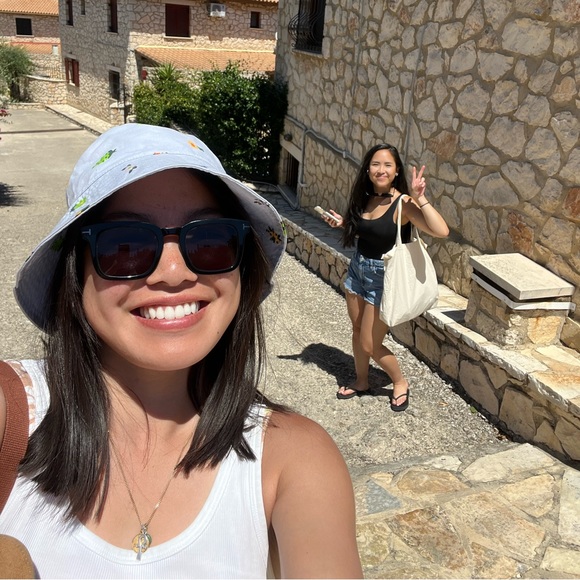 Meet your Posher, Linh - Picture 1 of 1